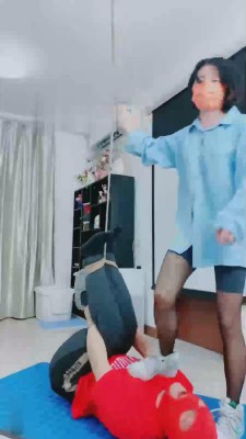 【美离子】吊绑贱狗艺术踩/踹 bf17926_绳艺库视频下载