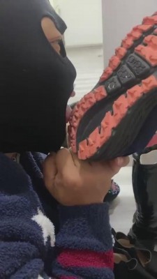 【巴莉女王】脏鞋子人体擦鞋器【完整版】 bf10924_绳艺库视频下载