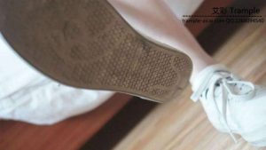 某工商大一两女学生帆布鞋的初次踩踏_绳艺库视频下载