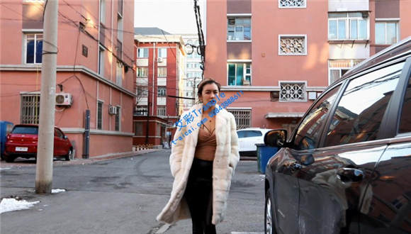 【冰时代】彤彤凉鞋丝袜开车踩油门_绳艺库视频下载