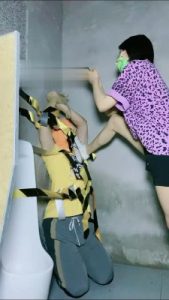 【美离子】公共场所羞辱46岁老狗厕奴 bf16215_绳艺库视频下载