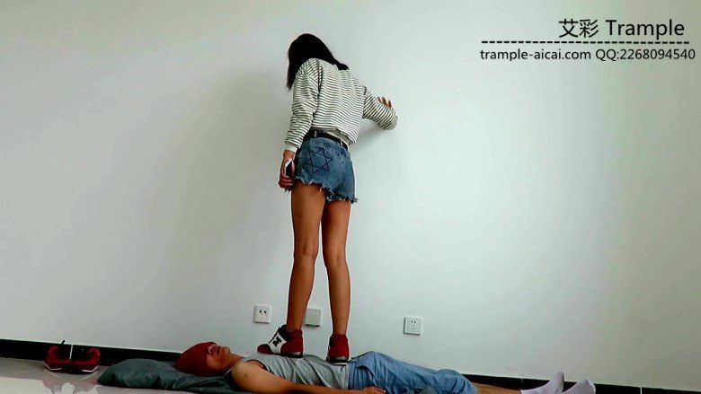 甜美媛媛女主运动鞋蹦踩贱狗踩头下下体羞辱！_绳艺库视频下载