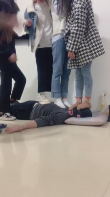 【开发素人】与精神小妹素人恋足踩踏羞辱专场 bf9049_绳艺库视频下载