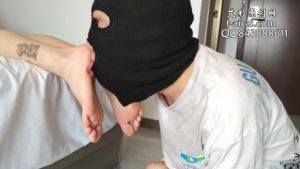 （中山素人联盟）纹身小姐姐末咖玩手机无视贱狗清理脚步 YC-220304-4_绳艺库视频下载