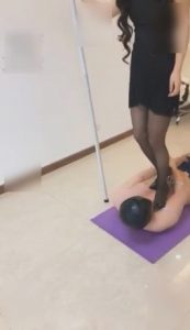 冷柔重度虐乳踩踏_绳艺库视频下载