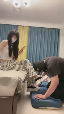 套路直播视频【兔兔大人】学生S首调-舔各种脏鞋【双视角版】 bf26818_绳艺库视频下载