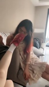 【橘子没熟】母畜-素人睡觉闺蜜狂舔鞋/白袜 bf27207_绳艺库视频下载