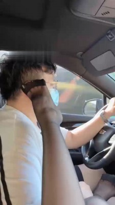 【绘子sama】黑丝美足车上玩狗 bf17180_绳艺库视频下载