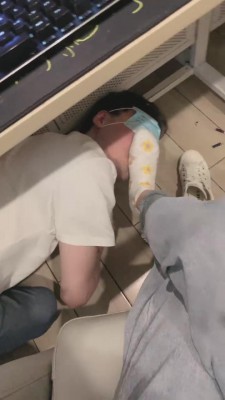 【宝爷】网吧公开让狗伺候 bf15135_绳艺库视频下载