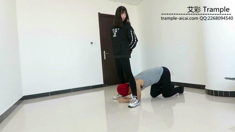 00后天使女主踢裆暴打贱狗逼迫其钻跨踩头羞辱！_绳艺库视频下载