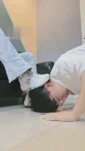 【岁岁殿下】让奶狗男朋友舔脏鞋 bf2062_绳艺库视频下载