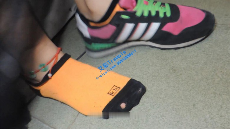 脱地铁站实习生棉袜玩玉足，一脸怀疑的眼神_绳艺库视频下载