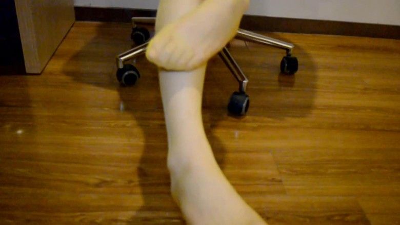 『奴隶岛』—第一视角舔脚发射POV（黄色丝袜、裸足）_绳艺库视频下载