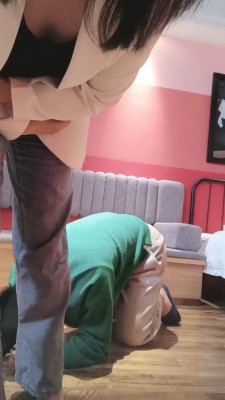 【嗯哼S】高跟裸足踩踏喂食 bf26861_绳艺库视频下载