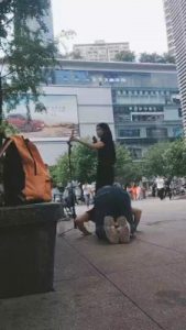 【全能来福M】给路人美女跪拜会是什么反应 bf28008_绳艺库视频下载