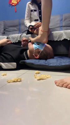 套路直播视频【精神小妹】精彩-多学生素人S踩食物喂狗 bf24663_绳艺库视频下载