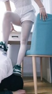 套路直播视频【七大小姐】狗舌头舔AJ/白丝诱惑/腿绞窒息 bf25248_绳艺库视频下载