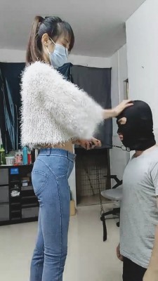 【美娜格格】御姐范帆布鞋白袜辱狗 bf22997_绳艺库视频下载