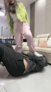 【惠子大人】空军一号白袜全体重踩/吃棉袜 bf27220_绳艺库视频下载