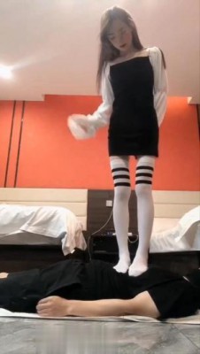 初柒性感日系白袜施展脚法干废贱货-18岁初柒女神原味臭袜踩脸闻舔脚踩裆 YC-220707_绳艺库视频下载