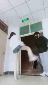 【小劳拉】学校楼梯间重度踹司机 bf2698_绳艺库视频下载