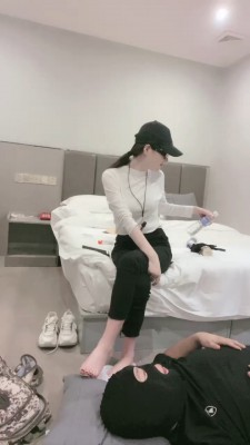 【晶晶大人】原味裸足让狗舔 bf17127_绳艺库视频下载