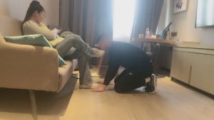 套路直播视频【诺诺子】舔运动鞋/白袜脚深喉/踩踏当坐垫 bf26272_绳艺库视频下载