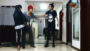 12侑主，媛媛女主出演！暴打小混混（二）_绳艺库视频下载