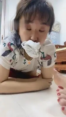 【歌迪丝】母狗跪在地上吃白棉袜 G-210730-5_绳艺库视频下载