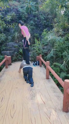 【艺术美学】运动女神小白鞋虐打狗 bf20040_绳艺库视频下载