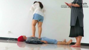 双胖主听音乐在贱狗身上韵律踩踏！_绳艺库视频下载