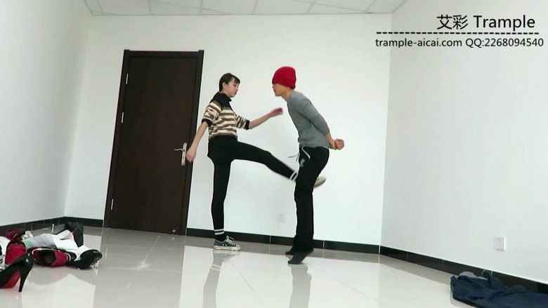 00后女主膝顶踢裆暴打小混混！_绳艺库视频下载