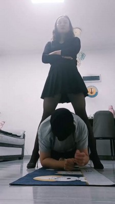 【飞扬女王】转胯骑马耳光捆绑踩 bf20381_绳艺库视频下载