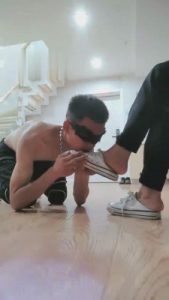 【韩韩】恋足舔鞋遛狗/直接圣水喝到撑 bf1803_绳艺库视频下载