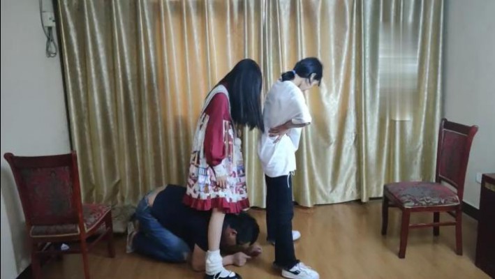 【最抗揍M】被两萝莉学生主羞辱 bf12389_绳艺库视频下载