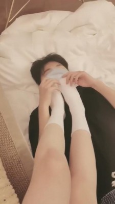 【汐雯】小白鞋长袜学弟踢裆初体验 bf5685_绳艺库视频下载