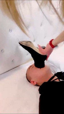 套路直播视频【梦涵大大】人形犬驯化-口水/耳光/全体重踩踏/闻鞋窝 bf25917_绳艺库视频下载