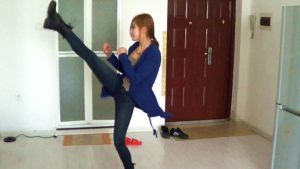 黑冰女神 皮靴黑棉袜 踹爆内脏踩断肋骨_绳艺库视频下载