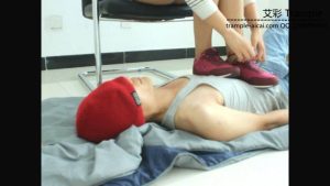 甜美媛媛女主用贱狗的脸擦鞋底，丝袜，裸足！_绳艺库视频下载