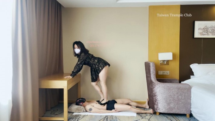 国内首发台湾少妇丝袜高跟踩人肉毯子摇头蹦迪凶狠跳踩_绳艺库视频下载