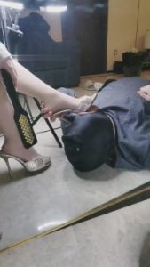 【双子姬】家奴肉丝闻脚丝袜圣水 bf7575_绳艺库视频下载