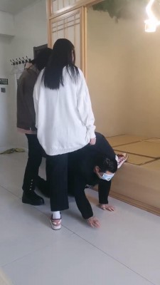 【吴迪】双素人姐妹调教骑马/踩踏/闻舔脚 bf22524_绳艺库视频下载