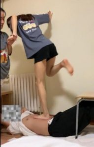 【萝莉酱】学生姐妹花跳踩地狱00后在校学生素人艺术跳踩人肉毯子_绳艺库视频下载