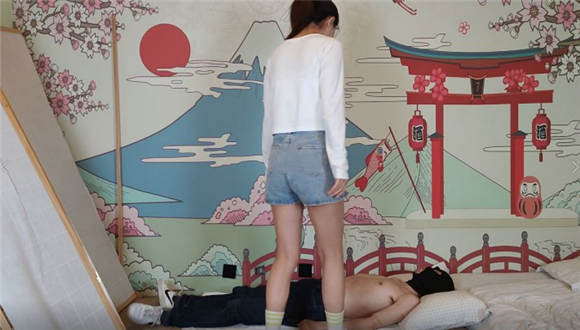 厌女王小白鞋踩踏_绳艺库视频下载