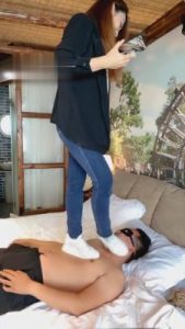 【魅儿】健身女神小白鞋全体重踩踏 bf1863_绳艺库视频下载