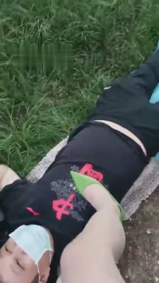 【乐姐】户外-双S护城河公园前真实开发路人【双视角+完整版】 bf11448_绳艺库视频下载