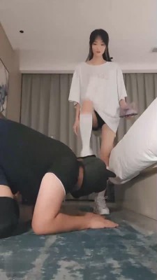 【莫瑶大大】小姐姐小白鞋过膝袜踢踹踩 bf17318_绳艺库视频下载