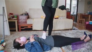 艾丝指导两高中妹子互踩，最后艾丝也忍不住上去踩了两脚 G-NV-216_绳艺库视频下载