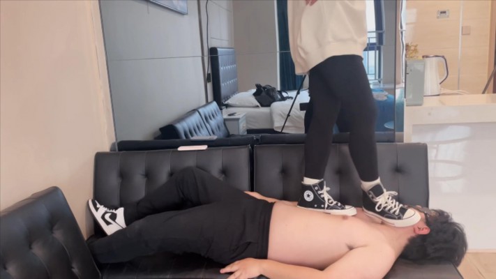 【00后小彤】瑜伽裤粉匡威全体重踩踏插嘴踹脸 YC-230414-8_绳艺库视频下载