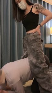 套路直播视频【筱月】精神小妹白棉袜踩踏/闻舔/口水 bf24652_绳艺库视频下载